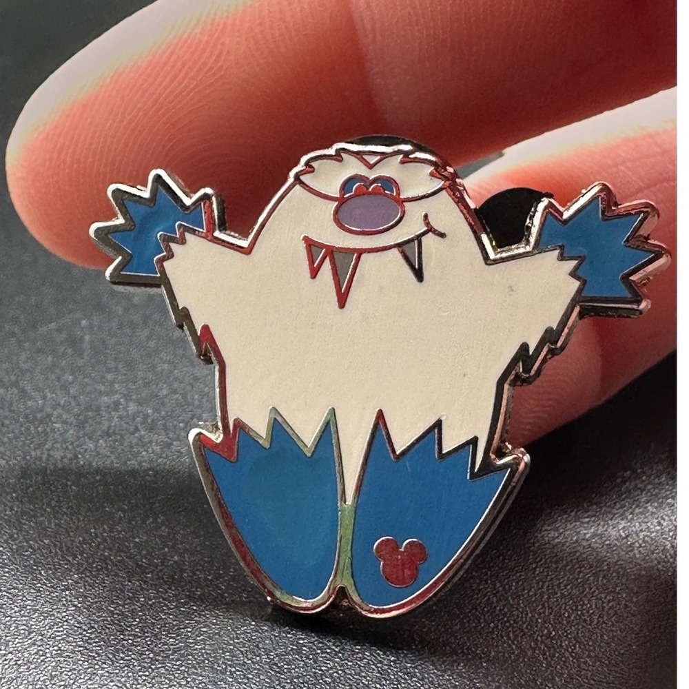 2011 Hidden Mickey Expedition Everest Yeti Playing Disney Trading Pin
